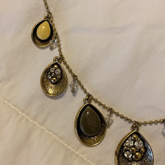 💎 Gold tone Necklace with Pierced Earring Set - Picture 7 of 11